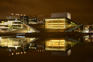 Opera v Osle, po streche ktorej sa dá jednoducho prechádzať.